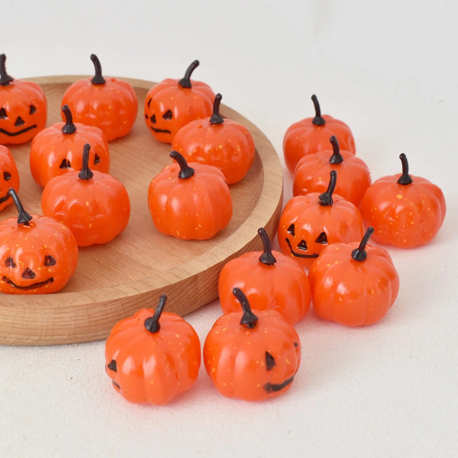 16 Mini Plastic Halloween Pumpkins